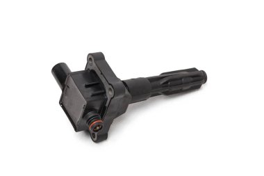 Beyaz izole bir arka planda tamir ve hizmet sırasında bir arabanın içten yanmalı motoru için ateşleme bobini. Yedek parça kataloğu. Ateşleme bobini resimleri, telif hakkı olmayan fotoğraflar, resimler