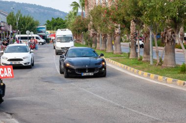 Kemer, Türkiye 08.31.2021: Siyah Maserati GranTurismo sıcak bir yaz gününde sokağa park etti