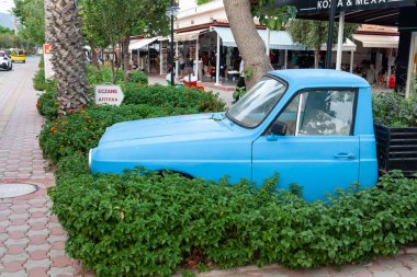Türkiye, Kemer - 08.31.2021: Eski otomobil bitkileriyle çiçeklenmiş. Geri dönüşüm konsepti. Kırsal tarzda bahçe dekorasyonu