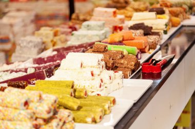 Marketin önünde Türk lokumu satıyorum, çeşitli lokasyonlar, piramit gibi düzenlenmiş, bıçaklı, renkli tatlılar, baharat pazarında tatmaya hazır, Kemer.
