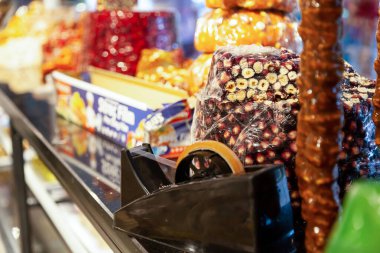 Marketin önünde Türk lokumu satıyorum, çeşitli lokasyonlar, piramit gibi düzenlenmiş, bıçaklı, renkli tatlılar, baharat pazarında tatmaya hazır, Kemer.