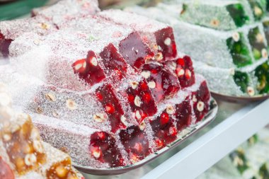Marketin önünde Türk lokumu satıyorum, çeşitli lokasyonlar, piramit gibi düzenlenmiş, bıçaklı, renkli tatlılar, baharat pazarında tatmaya hazır, Kemer.