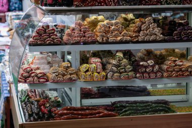 Marketin önünde Türk lokumu satıyorum, çeşitli lokasyonlar, piramit gibi düzenlenmiş, bıçaklı, renkli tatlılar, baharat pazarında tatmaya hazır, Kemer.