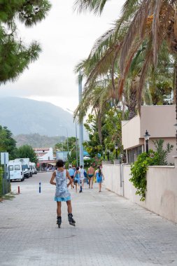 Hindi, Kemer - 09. On iki. 2021: Adam sokakta paten kayıyor