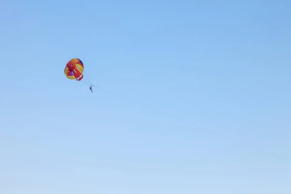 Parasailing Diversión Agua Volando Paracaídas Detrás Barco Unas Vacaciones Verano — Foto de Stock