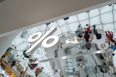 BANGOKTHAILAND - 13 Şubat: Espresso makinesi ve kağıt kahve fincanı Arabica kahve dükkanı cam odasında, logo logosu siam mağazasında 02: 13 2021