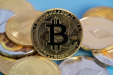 Kripto para birimi Dogecoin DOGE, Ethereum ETH, Binance Coin, Zcash TRON sembolü Sanal engelleme teknolojisi içeren altın bitcoin grubu para konsepti Yakın ve Makro fotoğrafçılık.