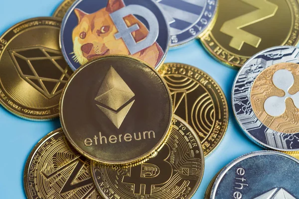 Altın Ethereum ETH grubu Cryptocurrency coin Dogecoin DOGE, bitcoin BTC, Binance Coin, Zcash TRON sembolü Sanal engelleme teknolojisi ile içerir..
