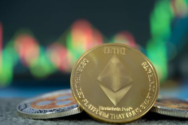Odaklan ve bulanık Altın Ethereum ETH ve bitcoin grubu kripto para birimi sembolü ve tabletlerin üzerindeki borsa şemaları şamdanı seç. Teknoloji kripto para bloklama zinciri kullan. Sermaye Kazancı, Temel.