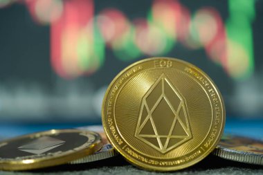 Odaklanma, tabletlerdeki Altın EOS paralarını ve Ethereum ETH grubunun kripto para birimi sembollerini ve borsa şemaları şamdanlarını seçer ve bulanıklaştırır. Teknoloji kripto para bloklama zinciri kullan. Sermaye Kazancı, Temel.