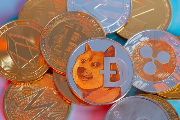 Grupa Dogecoin Doge Zawarte Kryptowaluta Bitcoin Ethereum Eth Binance Coin — Zdjęcie stockowe