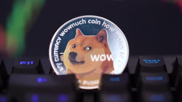 Odaklan, yakınlaştır ve yakınlaştır. Dogecoin DOGE kripto para birimi ve bilgisayar klavyesinde şamdan. Teknoloji kripto para bloklama zinciri kullan. Sermaye Kazancı ile. — Stok video