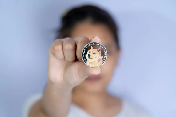 Ellerinde kripto para olan altın bitcoin Asyalı kadınların önünde bitcoin tutan kadınlar da dahil. Engelleme teknolojisi gelecek para Yakın çekim ve Makro fotoğrafçılık konsepti.