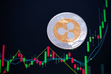 XRP kripto para birimi altın ve gümüş sembol ve tabletlerin üzerindeki borsa şemaları. Teknoloji kripto para bloklama zinciri kullan. Sermaye Kazancı, Temel.