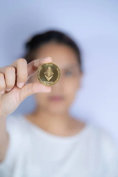 Golden Ethereum Eth Mit Kryptowährung Auf Der Hand Arbeitenden Frauen — Stockfoto