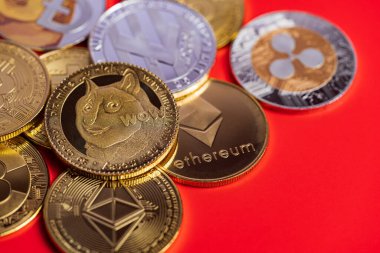 Dogecoin DOGE grubu Cryptocurrency coin bitcoin, Ethereum ETH, Ripple coin XRP, Ethereum Classic ETC sembolü Sanal engelleme teknolojisi ile birlikte gelir kaybı
