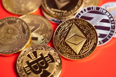 Dogecoin DOGE grubu Cryptocurrency coin bitcoin, Ethereum ETH, Bitcoin Cash bch, Ethereum Classic ETC sembolü Sanal engelleme teknolojisi ile birlikte gelecek para kaybı kırmızı arka plana yakın