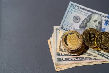 Dogecoin DOGE, bitcoin, Ethereum ETC. Şifreleme para birimiyle birlikte 100 ABD Doları 'na yerleştirilmiş. Amerikan Sanal Sanal Sanal Zinciri teknolojisi arka plan ve boş alan.