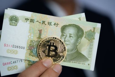 Odaklan ve Altın Bitcoin 'i bulanıklaştır ve Çin Yuan 1 1 RMB' yi, kripto para birimiyle mavi takım elbiseli adamı bul. Dosyaladın, koydun ve bana verdin. Makro fotoğraf konseptini kapat..