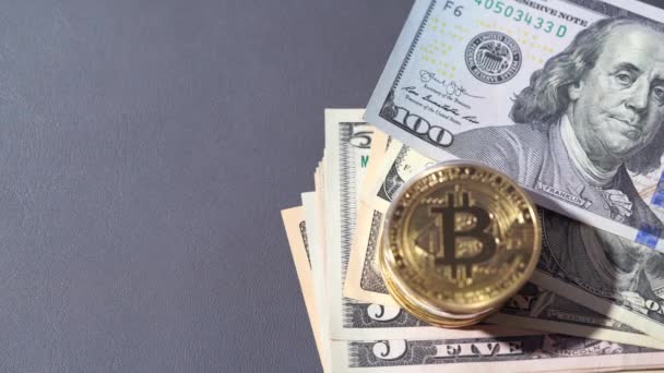 スタック上のすべての暗号通貨コインに含まれるBitcoin BTC 100 100ドルの新しい米ドルお金アメリカの仮想ブロックチェーン技術の未来はお金の概念ですクローズアップとマクロ写真. — ストック動画