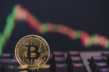 Bitcoin BTC grubu kripto para birimi ve borsa şeması şamdanı içeren trend düşüşü bilgisayar klavyesindeki hisselerini kaybetti. Teknoloji kripto para bloklama zinciri kullan. Odaklan, parayı seç ve gizle.