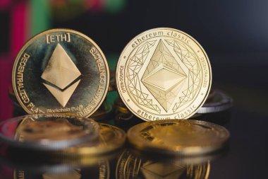 Odaklanma, tabletlerin üzerinde Altın Ethereum ETH ve Ethereum Klasik ETC grubu kripto para birimi sembolü ve borsa şemaları şamdanı seçip bulanıklaştırır. Teknoloji kripto para bloklama zinciri kullan. Sermaye Kazancı ile.