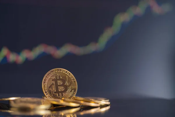 Bitcoin altın para grubu kripto para birimi sembolü ve borsa şeması yükseltme eğilimi kazan, hisse senedi odaklı arka planda iş bilgisayarı çözüldü teknoloji şifreleme para zincirini kapat.