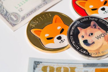 Dogecoin DOGE, bitcoin, Ethereum ETH, Shiba Coin, içinde Kripto para birimi ile birlikte 100 ABD Doları yeni para yığını üzerinde Amerikan Sanal zinciri teknolojisi gelecek para yakın konsept