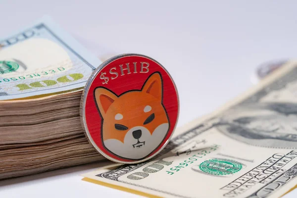 Shiba sikkesi ve kripto para yığını 100 dolar yeni Amerikan Doları Sanal Sanal Zincir Teknolojisi para konsepti yakın ve beyaz arka planda Macro.