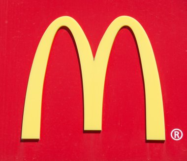McDonalds logosu kırmızı zemin üzerine