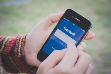 IPhone tutarak ve Facebook uygulaması kullanarak el