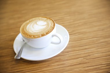 Beyaz ahşap masa coffehouse bardakta ile sıcak Cappuccino