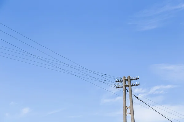 Stary post energii elektrycznej z błękitnego nieba — Zdjęcie stockowe