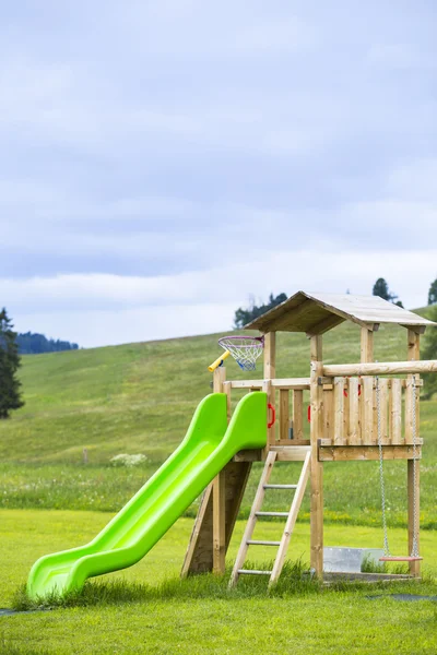 Színes gyermek játszóterek berendezései Park közepén — Stock Fotó