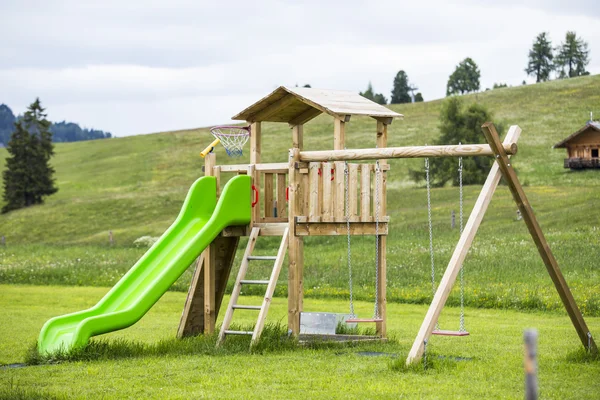 Stora färgglada barn lekplatsutrustning i mitten av parken — Stockfoto