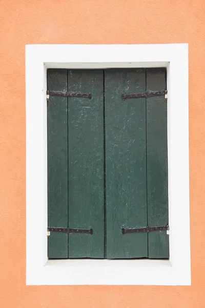 Oude vintage houten deur met oude groene behang — Stockfoto