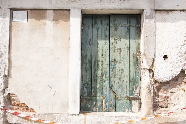 Alte Holztür mit alten grünen Tapeten — Stockfoto