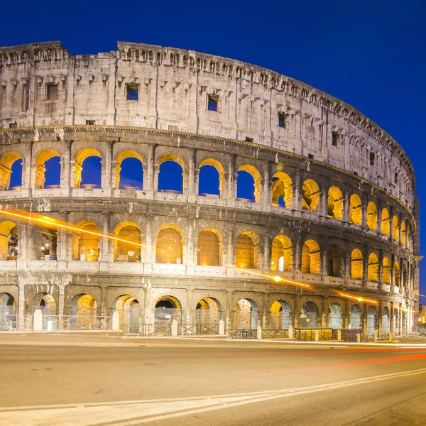 Koloseum w Rzymie z oświetlenia samochodu, Włochy — Zdjęcie stockowe
