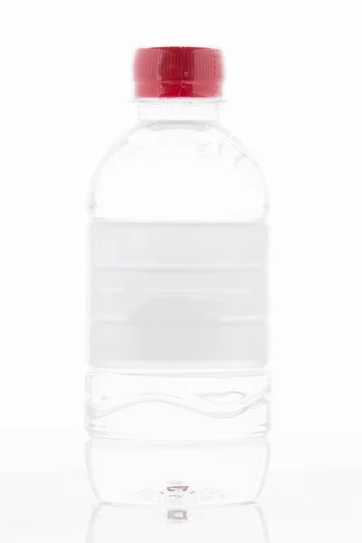 Weißwasserflasche isoliert auf weißem Hintergrund — Stockfoto