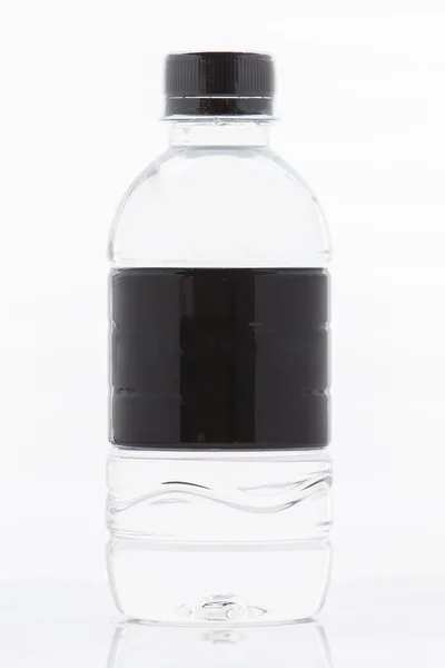 Чорна етикетка пляшка води ізольована на білому тлі — стокове фото
