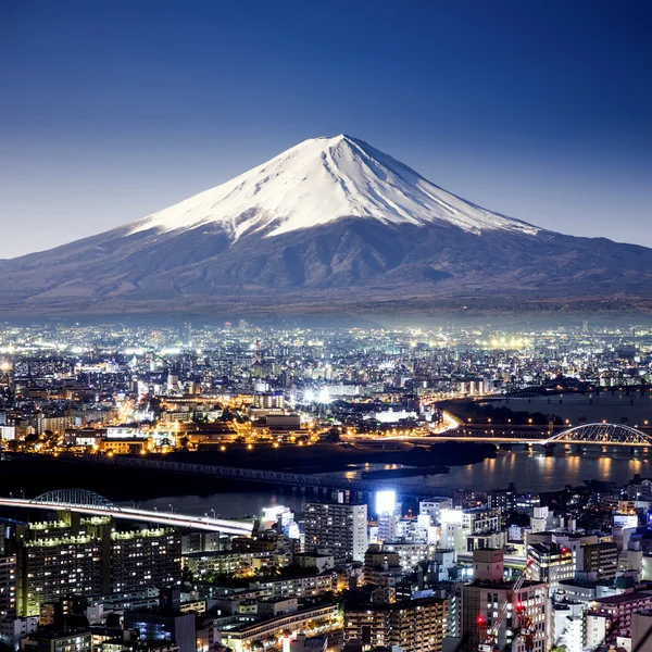 Monte Fuji. Fujiyama. Vista aerea con ripresa surreale dello spazio urbano. J — Foto Stock