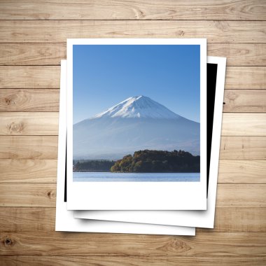 Mt. Fuji Japonya hafıza fotoğraf çerçevesi kahverengi ahşap tahta zemin üzerine