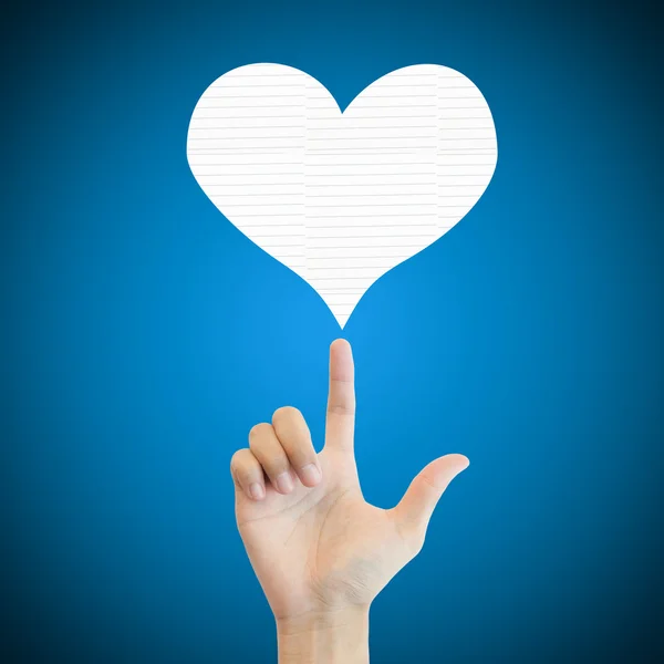 Ruka Ukázat srdce láskou papír na modrém pozadí — Stock fotografie