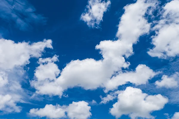 Blauwe lucht met wolkenachtergrond — Stockfoto