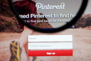 Tayland - 2 Eylül 2014: Büyüteç camı Pinterest sayfası