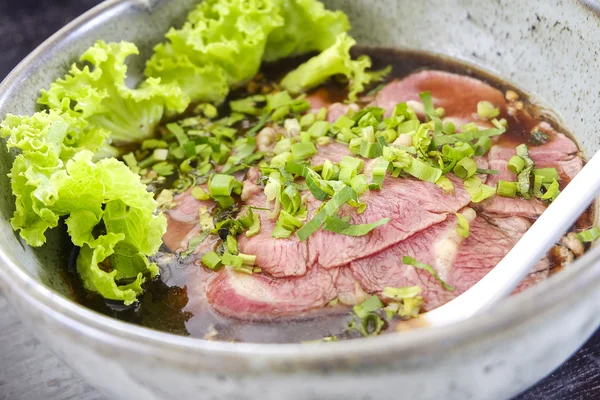 Comida macarrão de carne estilo tailandês . — Fotografia de Stock