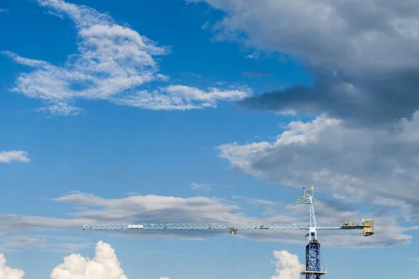 Mavi gökyüzü üzerinde bina inşaat vinç — Stok fotoğraf