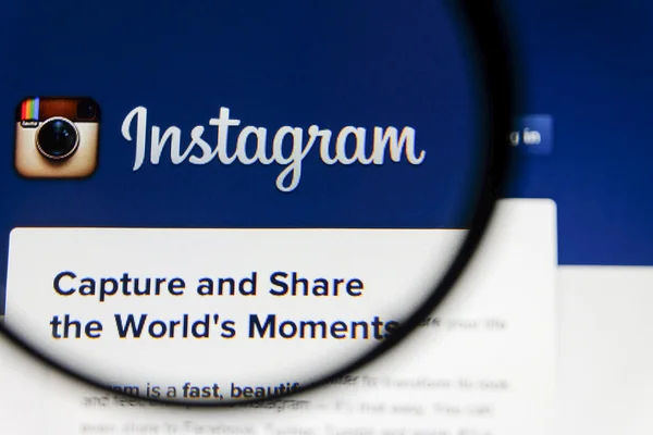 THAILAND - SEPTEMBER 2, 2014: Magnifying glass of Instagram land — Stock Photo, Image