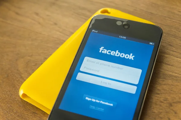 Thailand - 05 September 2014: Facebook toepassing login scree — Stockfoto