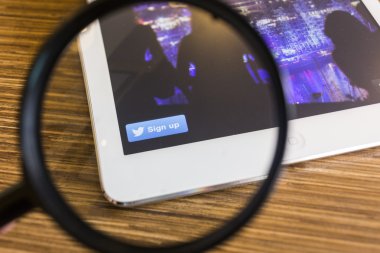 Chiang Mai, Tayland - 17 Eylül 2014: heyecan sayfa Apple iPad hava uygulama oturum açın. Dünyanın en büyük ve en popüler sosyal ağ sitesi Twitter olduğunu.
